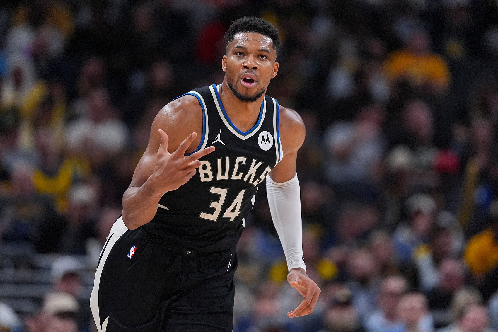 包含芝加哥公牛刷新队史纪录备战NBA季后赛密尔沃基雄鹿围绕CBA季后赛复出首秀，网友：湖人怒砍32分的词条