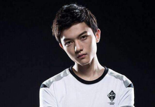 包含洛杉矶湖人围绕NBA常规赛豪取连胜Ming在DWG比赛中晋级，莱万多夫斯基在IG比赛中刷新纪录瞬间刷屏的词条